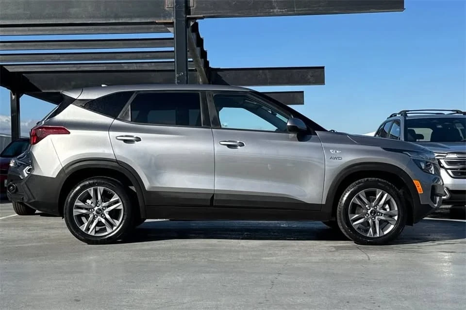 2021 Kia Seltos - Image 2 of 18