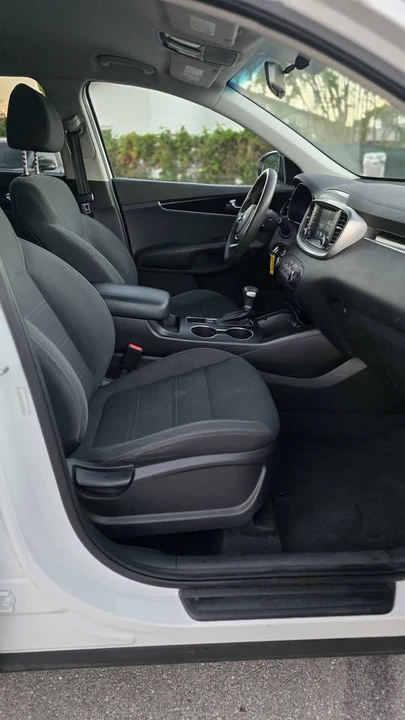 2021 Kia Sorento - Image 8 of 18