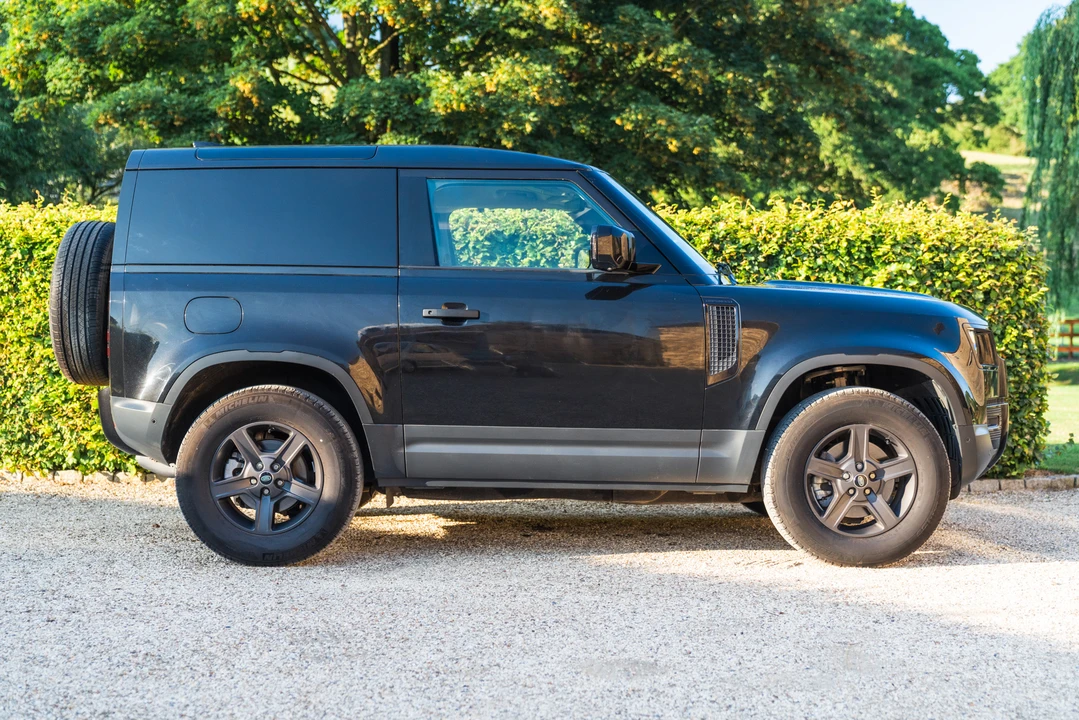 2021 Land Rover Defender 90 - Image 17 of 31