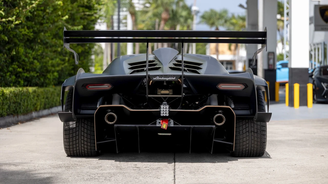 2021 Lamborghini - Image 8 of 31