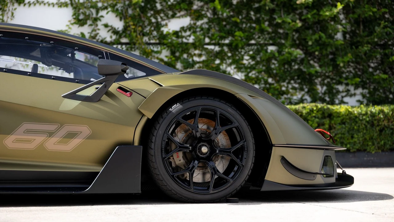 2021 Lamborghini - Image 18 of 31