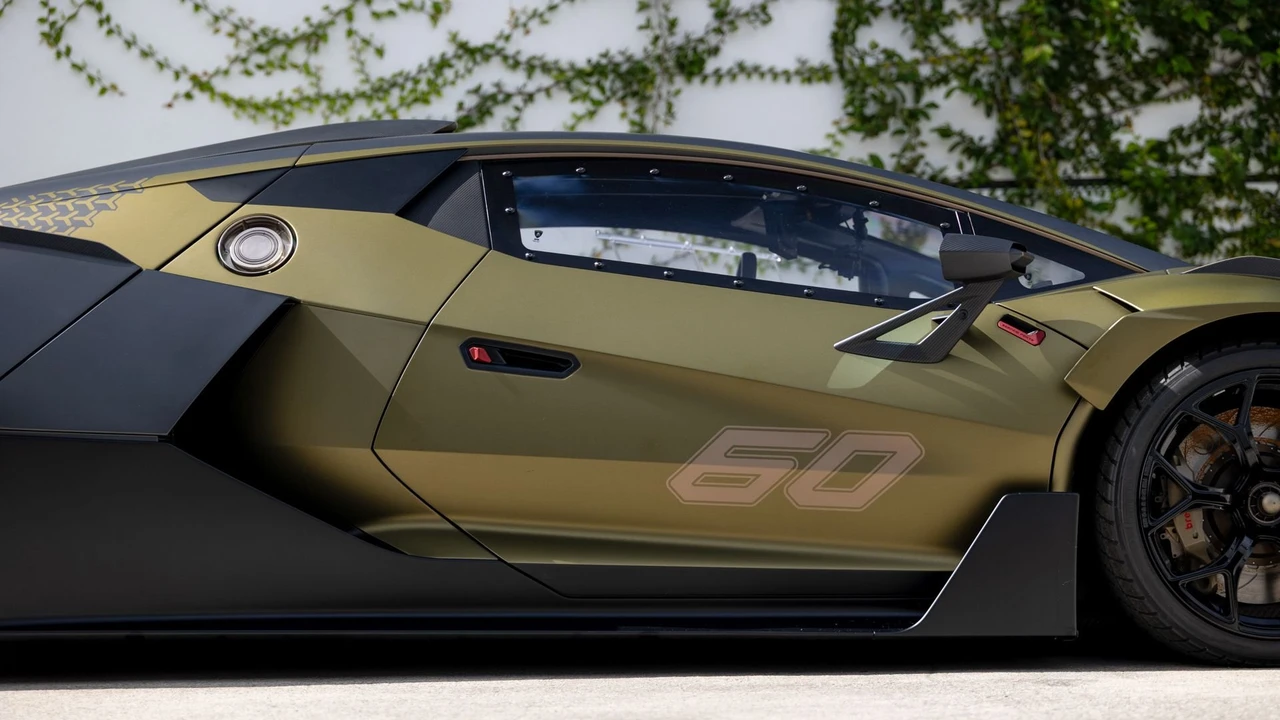 2021 Lamborghini - Image 17 of 31