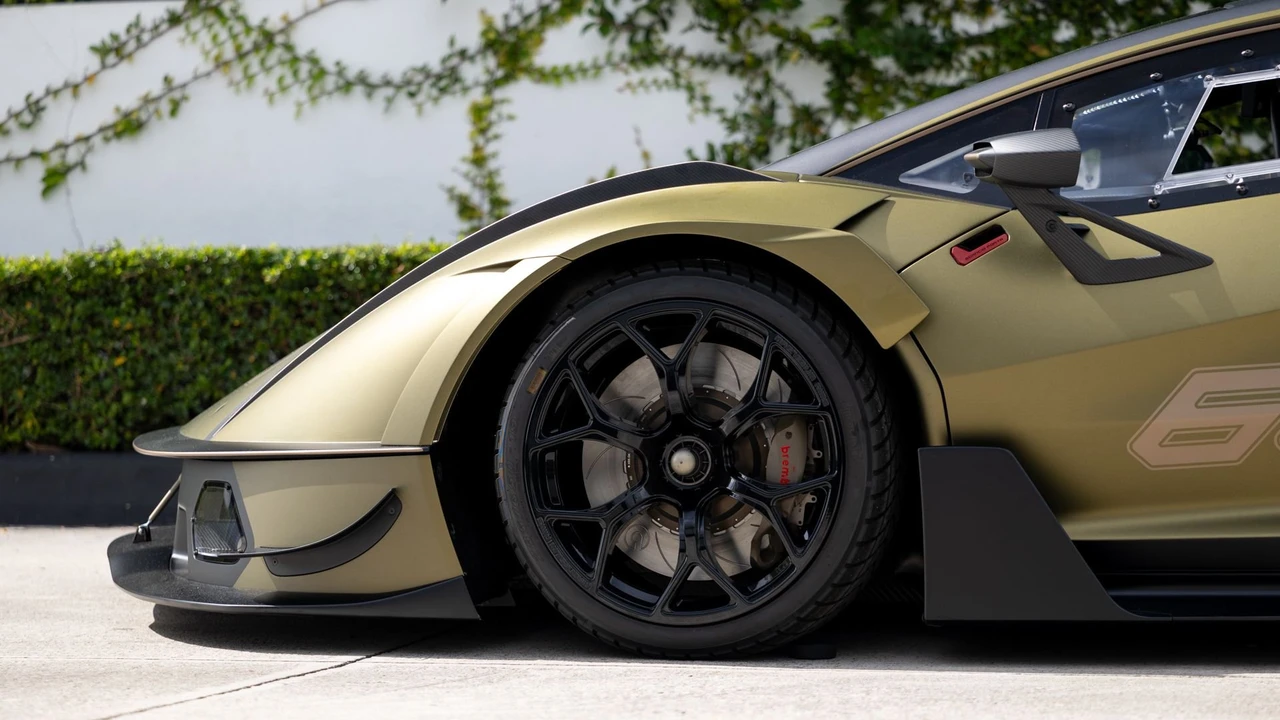 2021 Lamborghini - Image 30 of 31