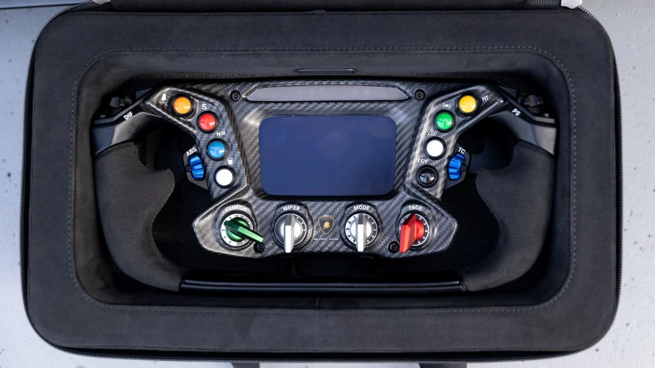 2021 Lamborghini - Image 4 of 31