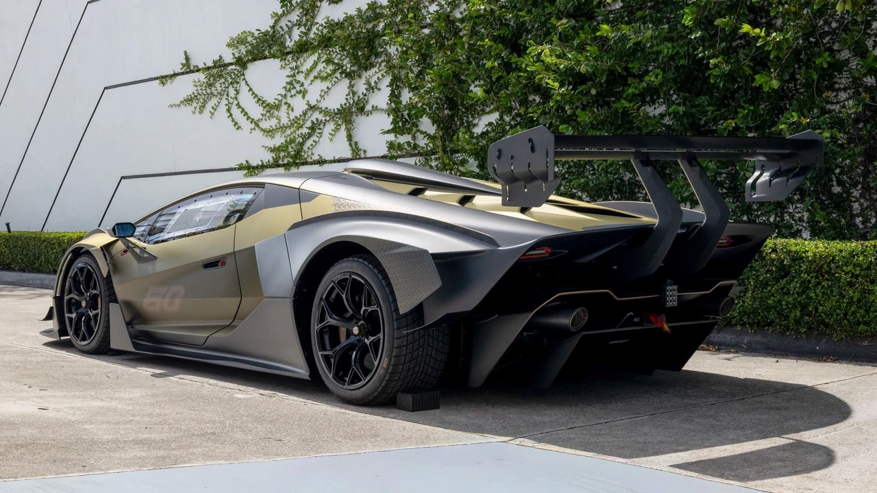 2021 Lamborghini - Image 19 of 31
