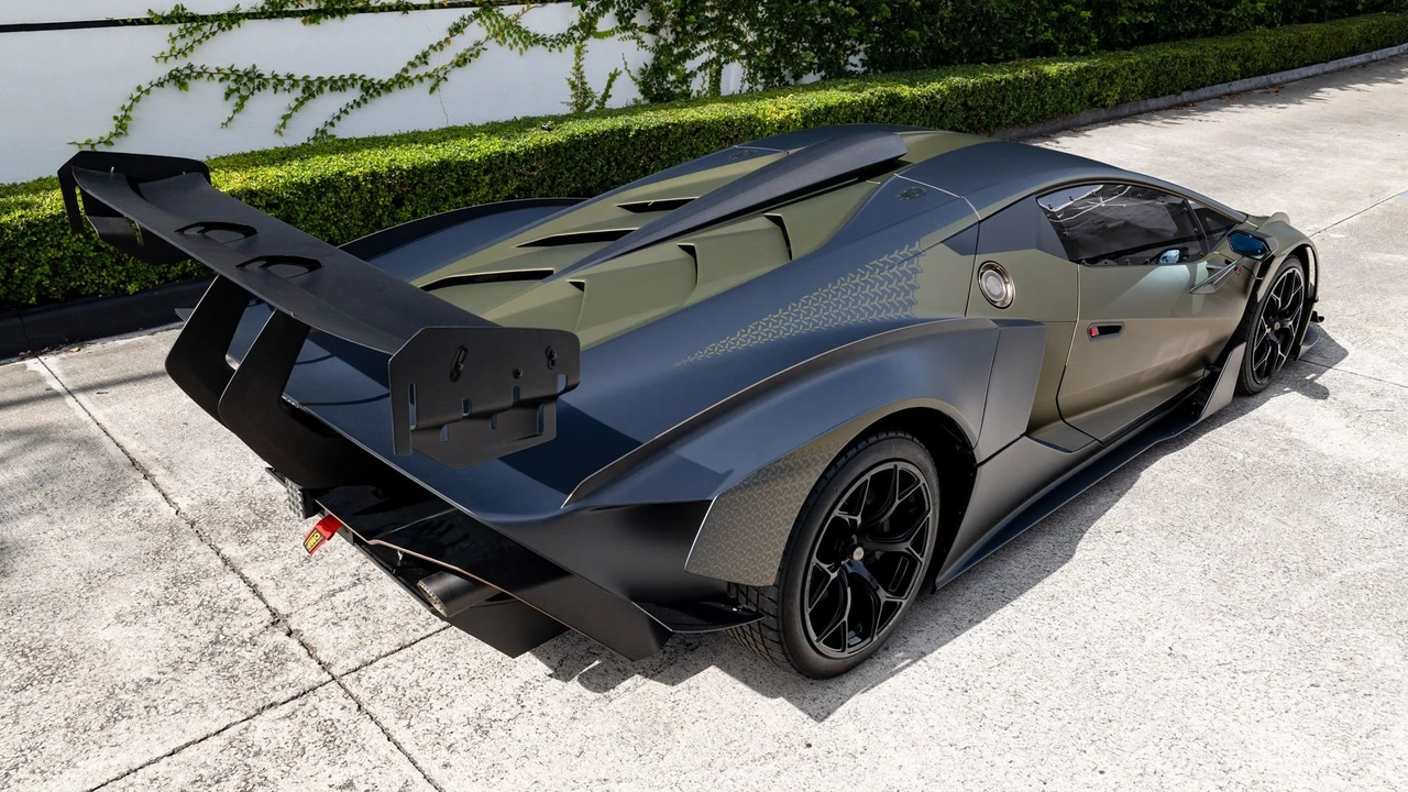 2021 Lamborghini - Image 12 of 31