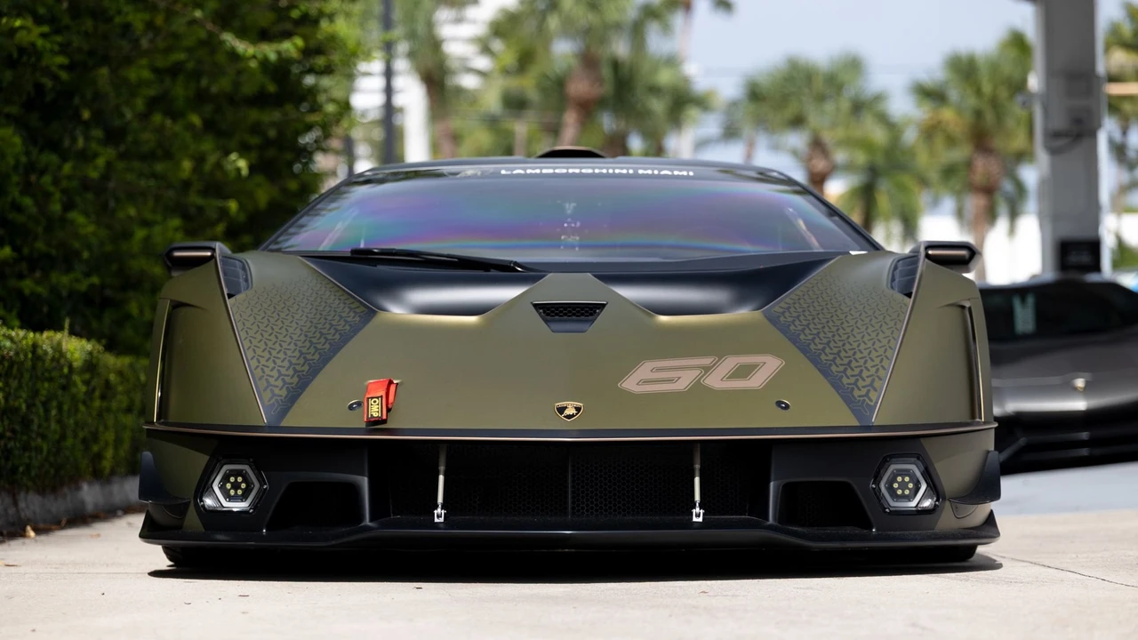 2021 Lamborghini - Image 2 of 31