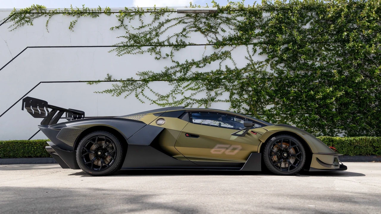 2021 Lamborghini - Image 15 of 31