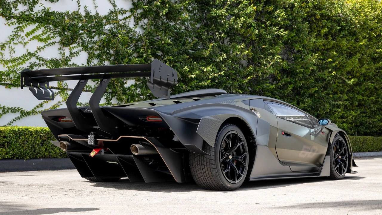 2021 Lamborghini - Image 9 of 31