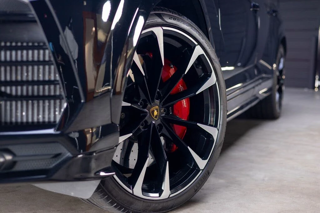 2021 Lamborghini Urus - Image 2 of 31