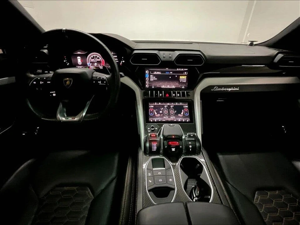 2021 Lamborghini Urus - Image 2 of 31