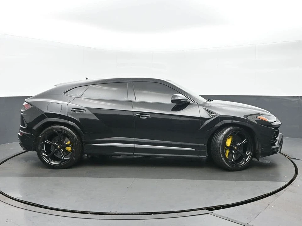 2021 Lamborghini Urus - Image 2 of 31