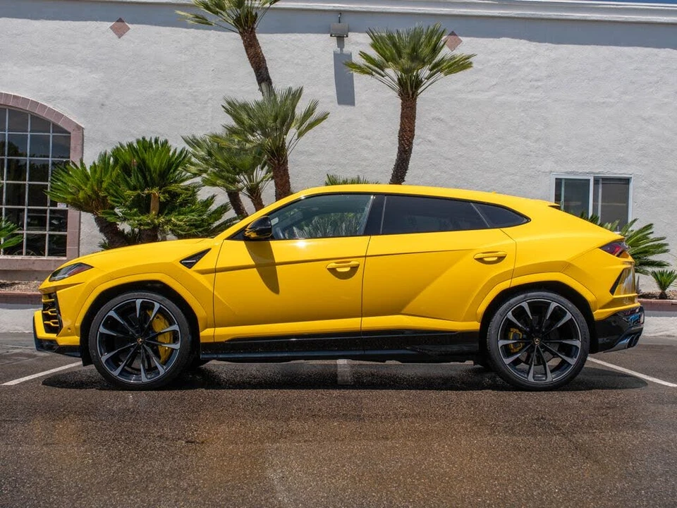2021 Lamborghini Urus - Image 2 of 31