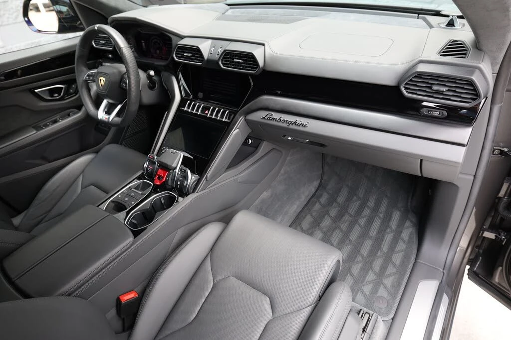 2021 Lamborghini Urus - Image 2 of 31