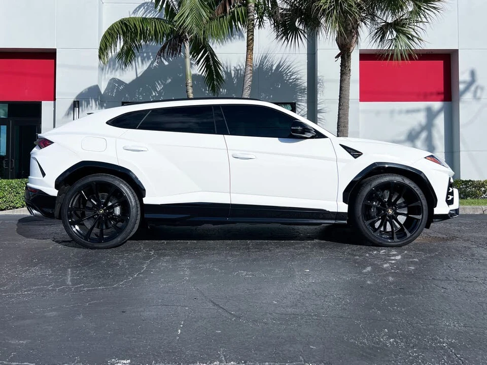 2021 Lamborghini Urus - Image 2 of 31