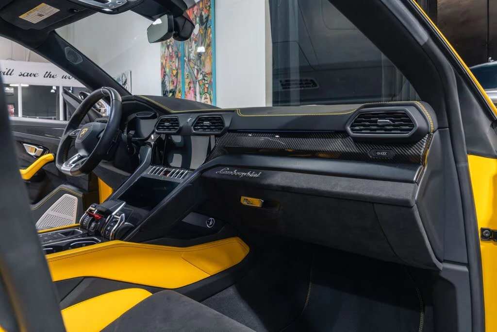 2021 Lamborghini Urus - Image 2 of 31