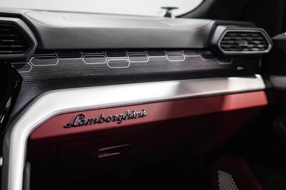 2021 Lamborghini Urus - Image 16 of 18
