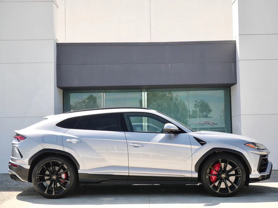2021 Lamborghini Urus - Image 2 of 27