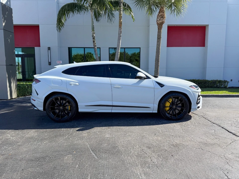 2021 Lamborghini Urus - Image 2 of 21