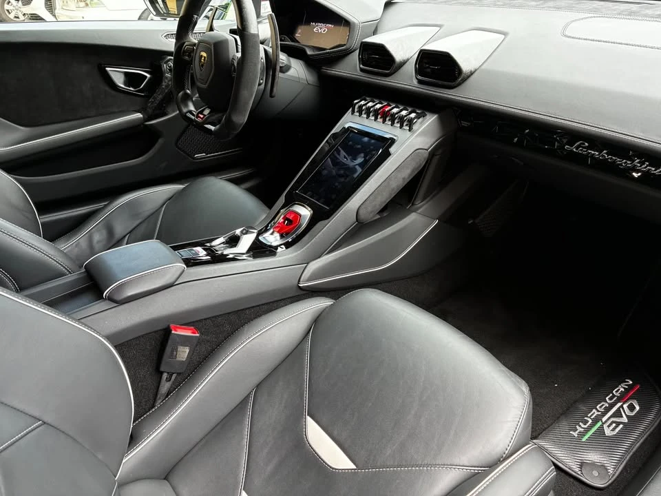 2021 Lamborghini - Image 17 of 20