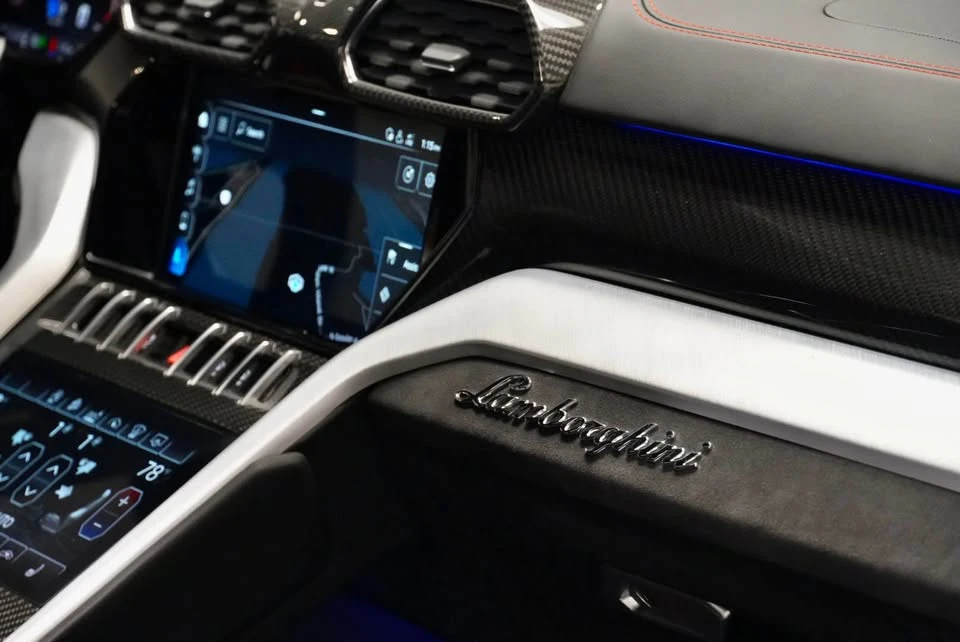 2021 Lamborghini Urus - Image 16 of 17