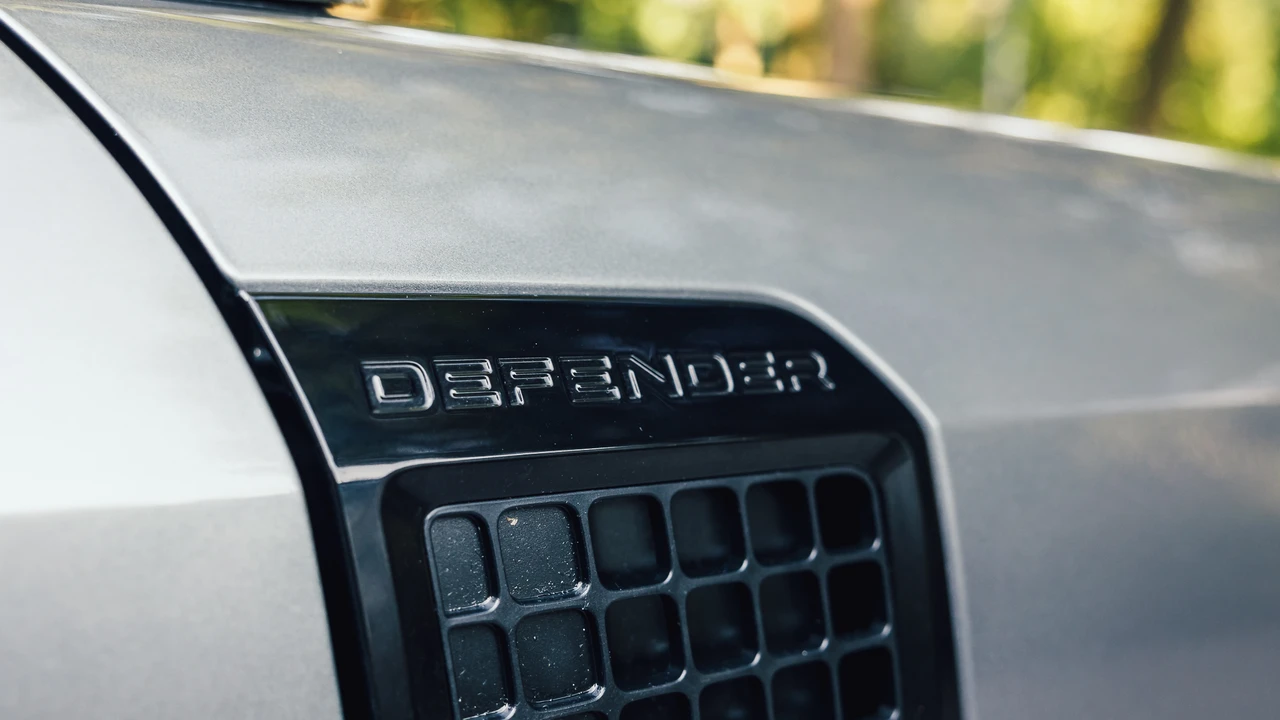 2021 Land Rover Defender 110 - Image 18 of 31