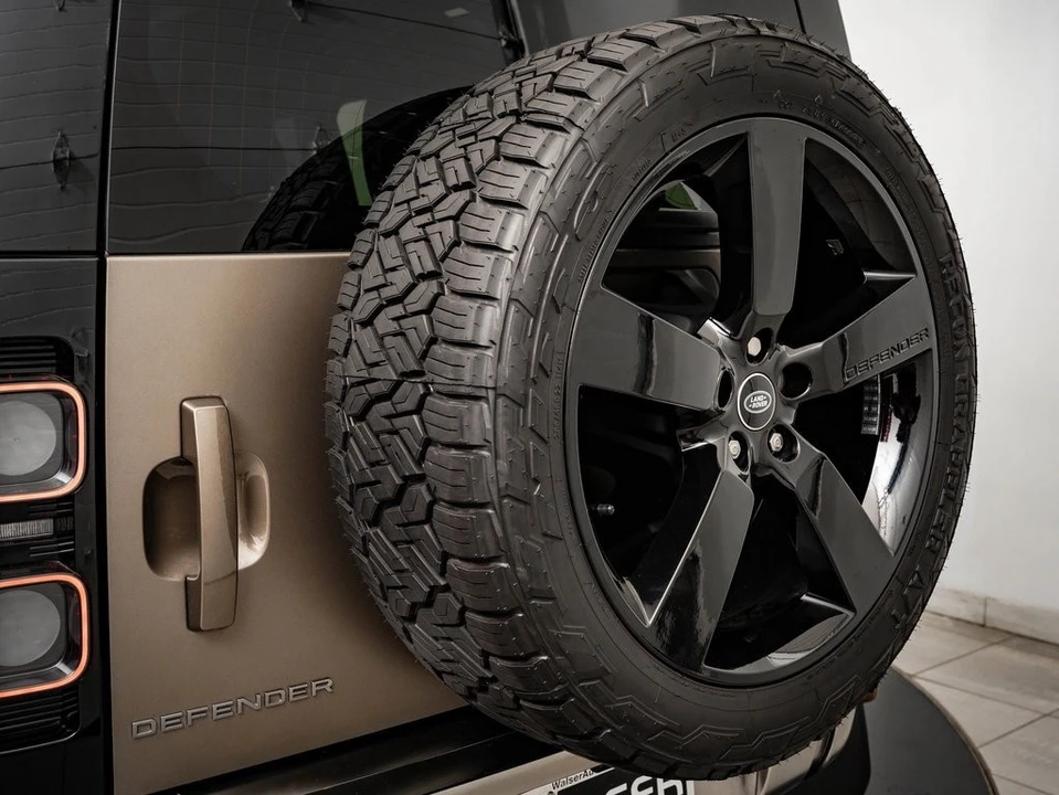 2021 Land Rover Defender 110 - Image 18 of 21