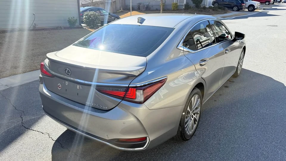 2021 Lexus ES 7th Gen - Image 10 of 19