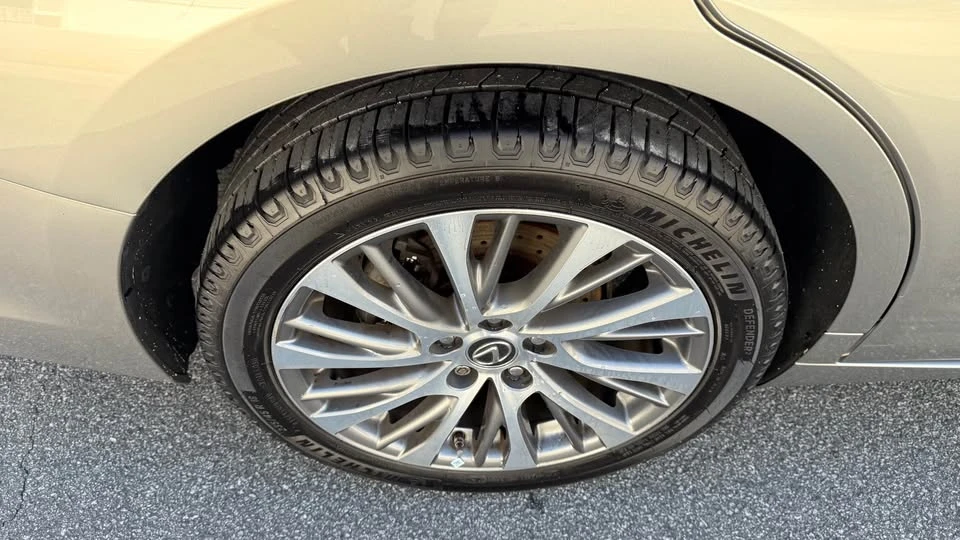 2021 Lexus ES 7th Gen - Image 17 of 19