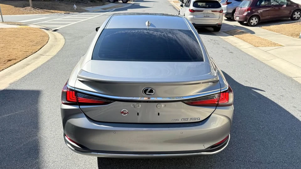 2021 Lexus ES 7th Gen - Image 8 of 19