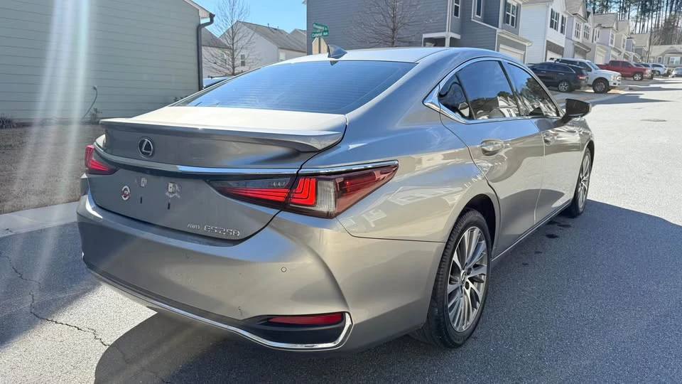 2021 Lexus ES 7th Gen - Image 9 of 19