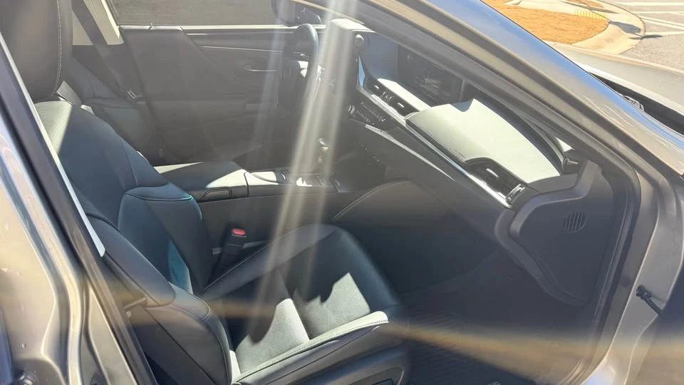 2021 Lexus ES 7th Gen - Image 16 of 19