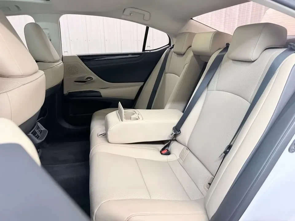 2021 Lexus ES 7th Gen - Image 12 of 13