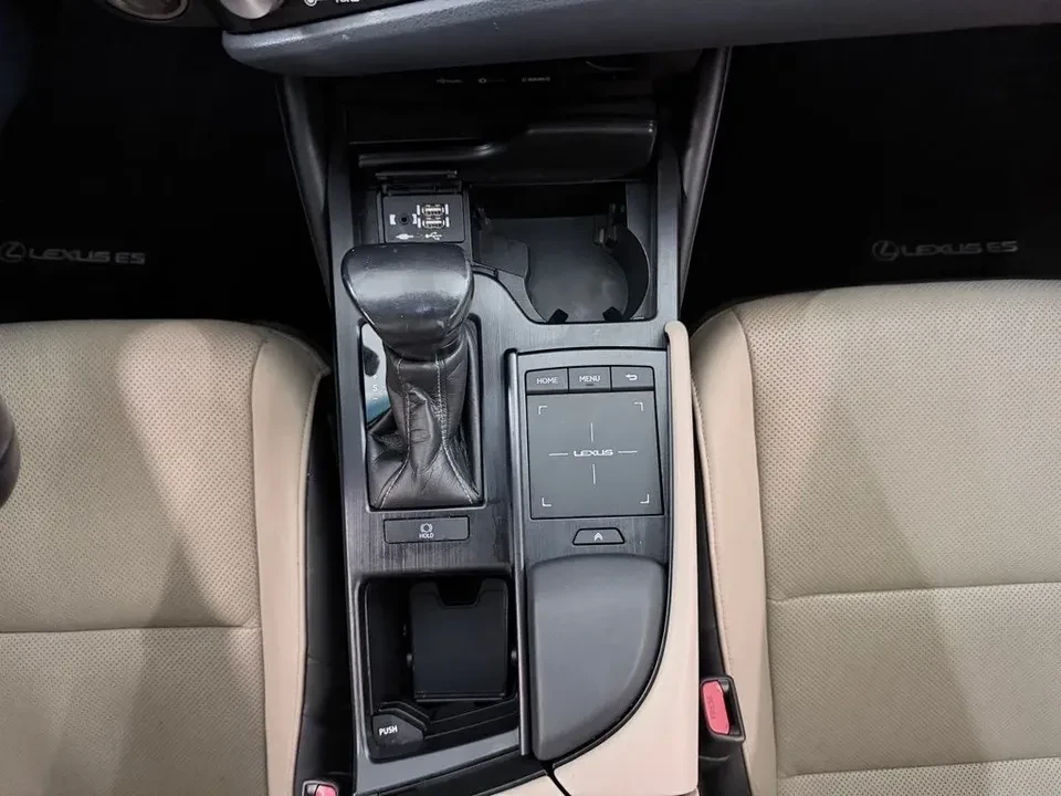 2021 Lexus ES 7th Gen - Image 10 of 13