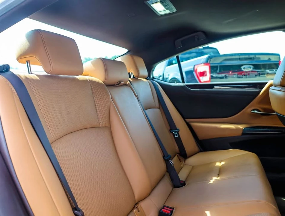 2021 Lexus ES 7th Gen - Image 4 of 10