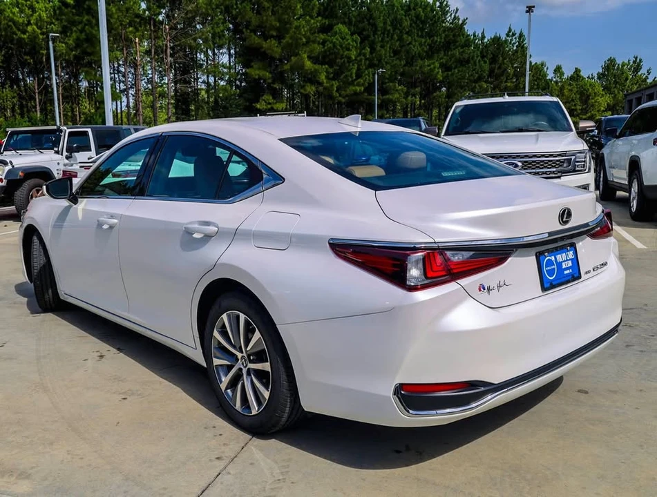 2021 Lexus ES 7th Gen - Image 2 of 10