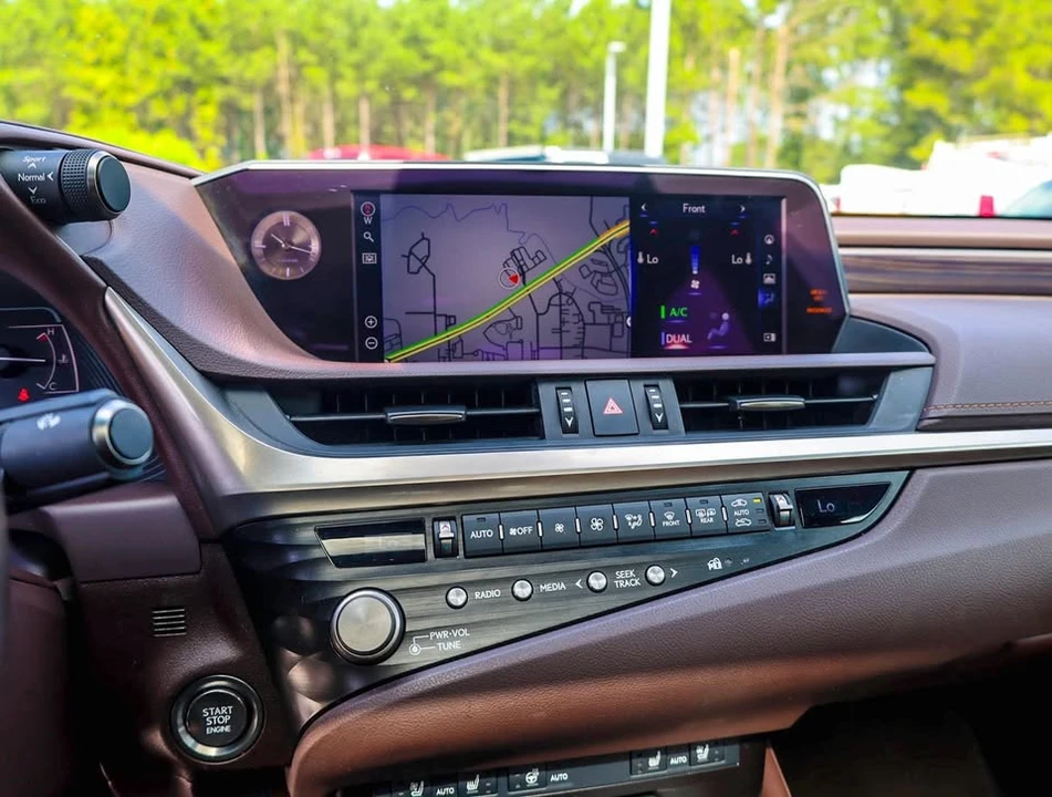 2021 Lexus ES 7th Gen - Image 9 of 10