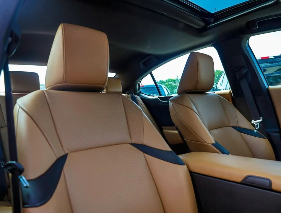 2021 Lexus ES 7th Gen - Image 7 of 10