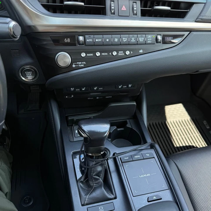2021 Lexus ES 7th Gen - Image 13 of 16