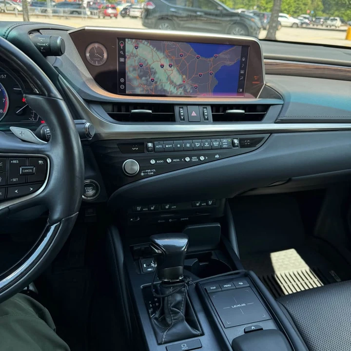 2021 Lexus ES 7th Gen - Image 12 of 16