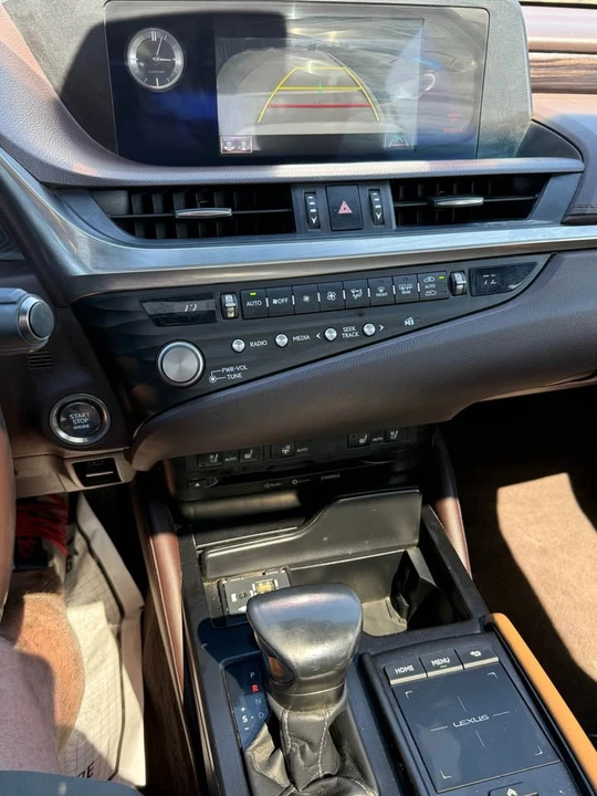 2021 Lexus ES 7th Gen - Image 17 of 20