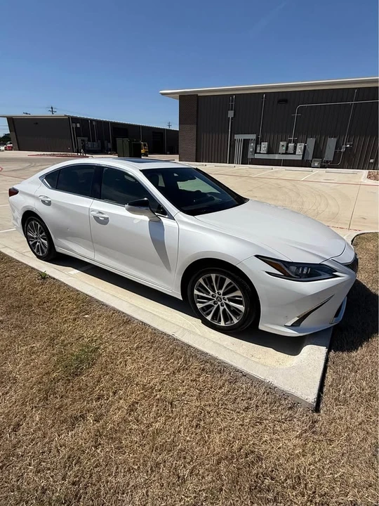 2021 Lexus ES 7th Gen - Image 2 of 20