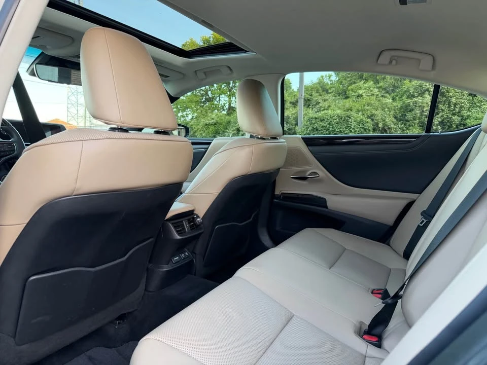 2021 Lexus ES 7th Gen - Image 11 of 18