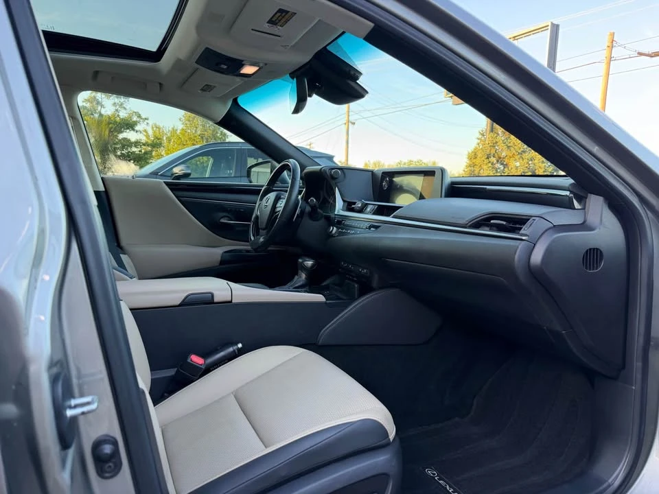 2021 Lexus ES 7th Gen - Image 13 of 18