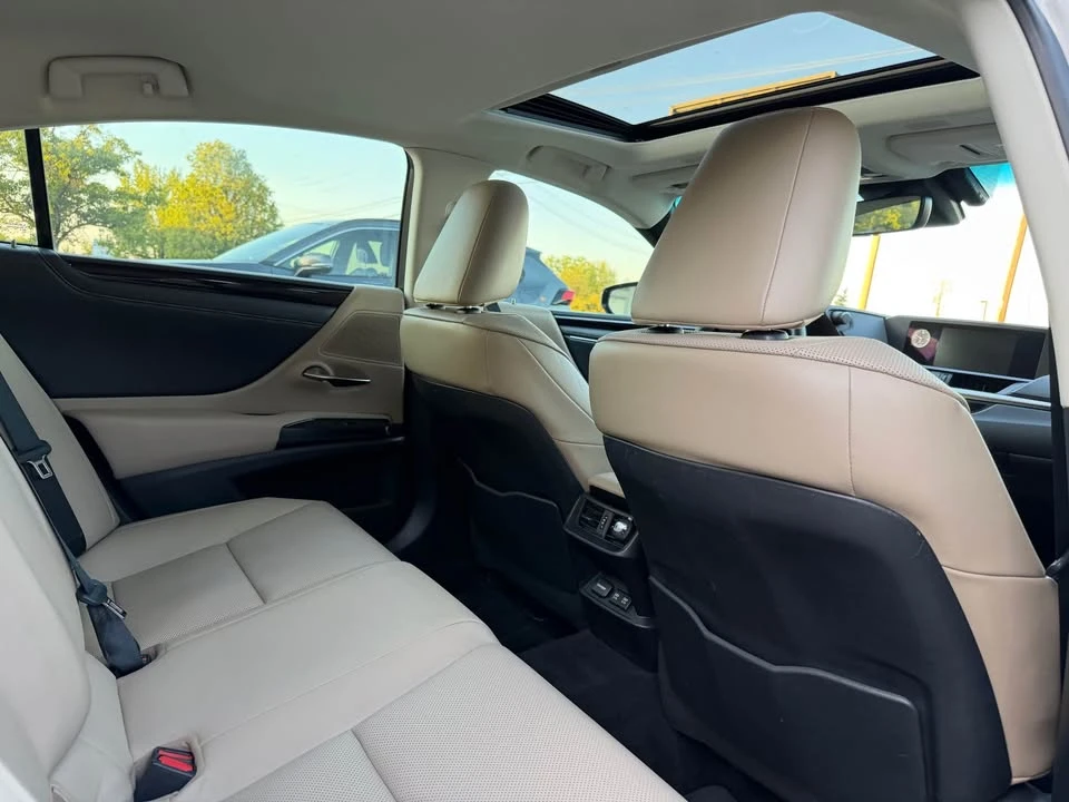 2021 Lexus ES 7th Gen - Image 12 of 18