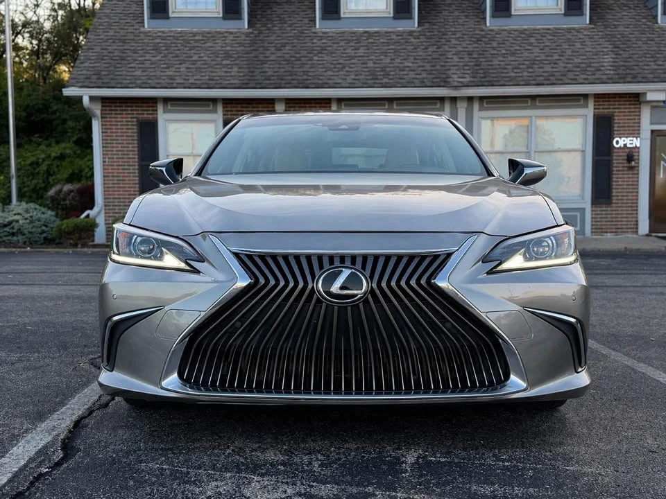 2021 Lexus ES 7th Gen - Image 2 of 18