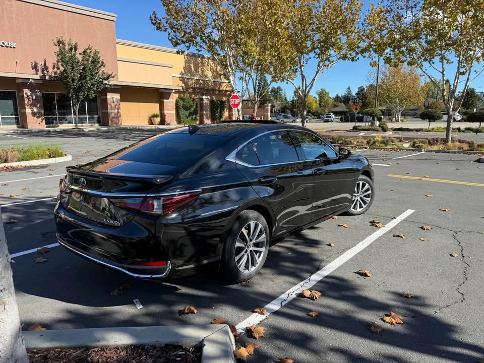 2021 Lexus ES 7th Gen - Image 3 of 10