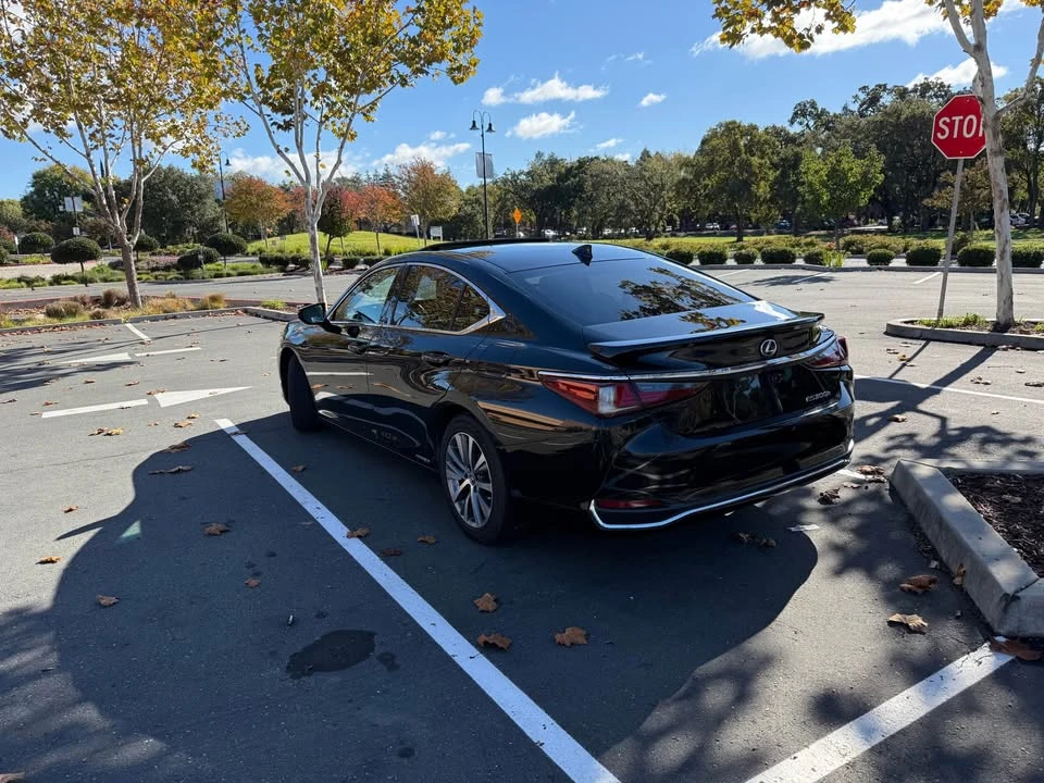 2021 Lexus ES 7th Gen - Image 2 of 10