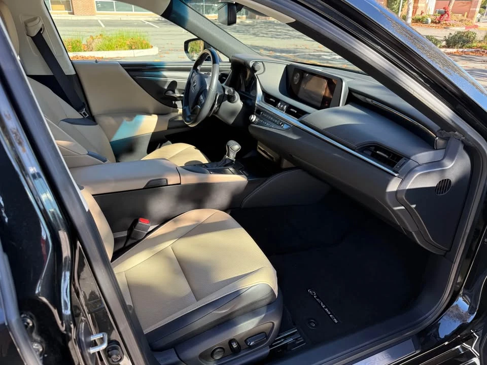 2021 Lexus ES 7th Gen - Image 5 of 10