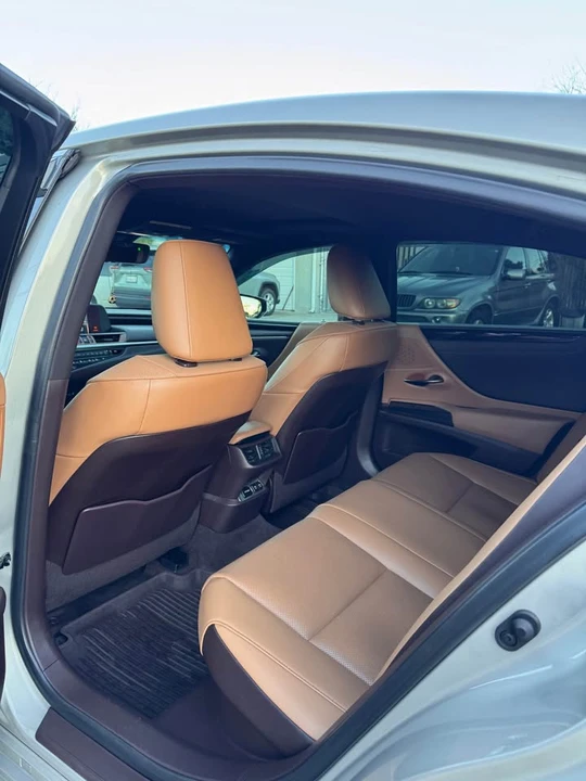 2021 Lexus ES 7th Gen - Image 11 of 20